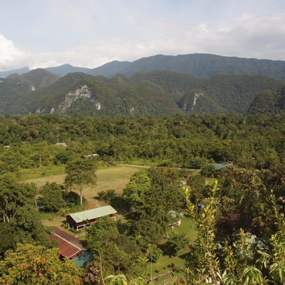 Uitzicht op regenwoud en bergen in Maleisisch Borneo tijdens een familiereis.