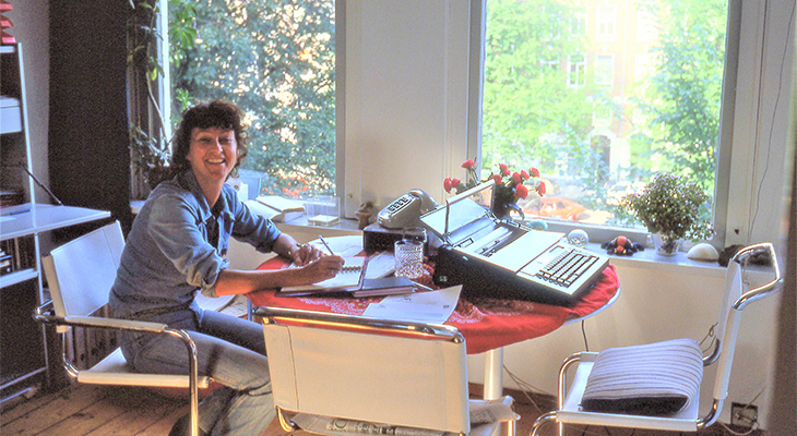 Mieke aan de keukentafel van Ellie