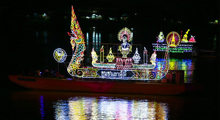 Verlichte boot tijdens Wan Ok Phansa in Thailand Verlichte boot tijdens Wan Ok Phansa in Thailand