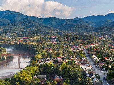 Uitzicht over Luang Prabang met de Mekongrivier, brug en bergen tijdens de 22-35ers reis Thailand, Laos & Cambodja.