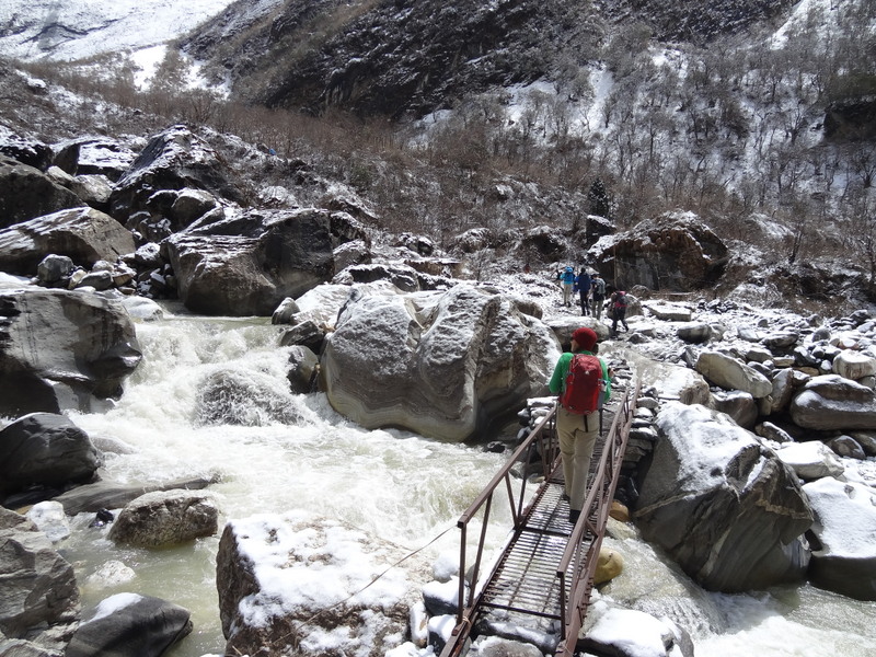 wandel over brug in bergen van nepal