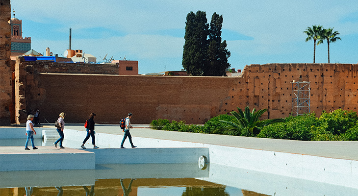 Wandelende touristen EL-Badi paleis Wandelende touristen EL-Badi paleis