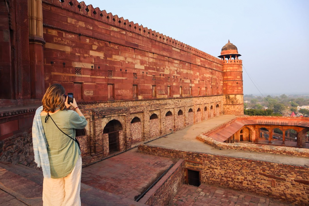Reiziger fotografeert de rode zandstenen muren van Agra Fort tijdens groepsrondreis Noord-India.