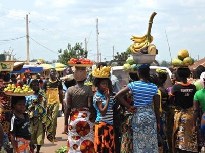 Dansers in traditionele kleding tijdens het Millet Festival in Ghana, Togo en Benin.
