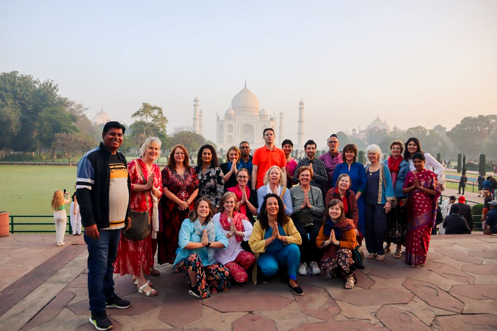 Groepsrondreis Noord-India: groep reizigers poseert bij de Taj Mahal in Agra.