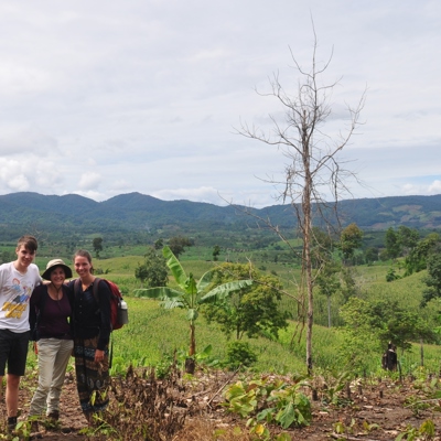 Trekkers tijdens 2-daagse trekking bij Chiang Mai met uitzicht op groene heuvels en bergen richting Karen Village.