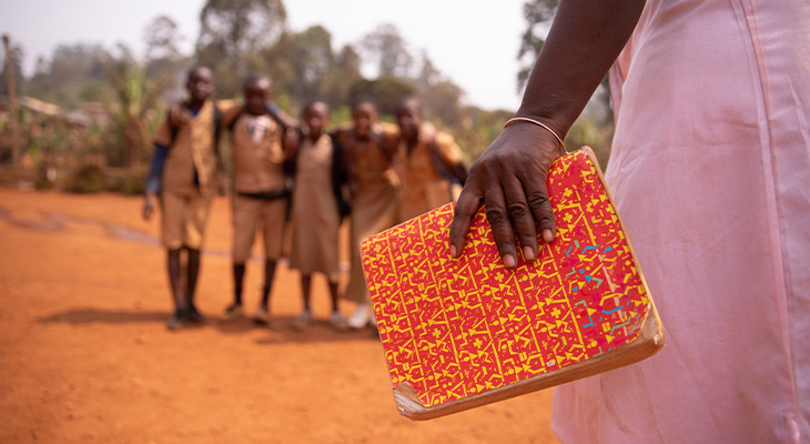 Deel geen spullen of snoepjes uit aan lokale kinderen Deel geen spullen of snoepjes uit aan lokale kinderen