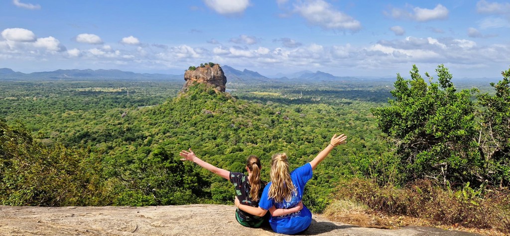 Op de Pidurangala rots met uitzicht op de Leeuwenrots..jpg