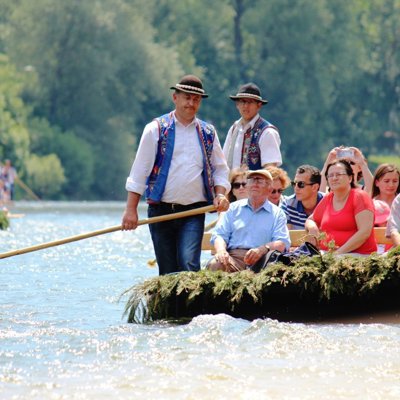 Per houten raft over de Dunajec rivier