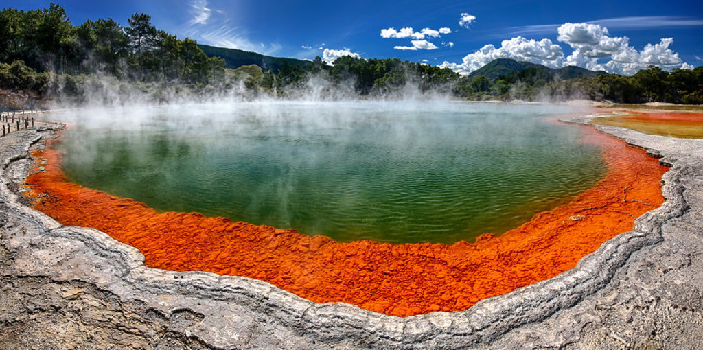 main_shutterstock_258766145_Rotorua.jpg