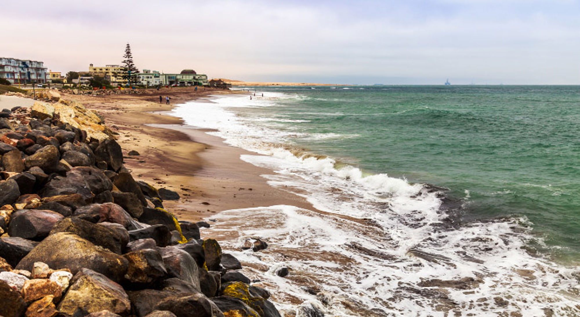 Golven en de kustlijn van Swakopmund, Namibië Golven en de kustlijn van Swakopmund, Namibië