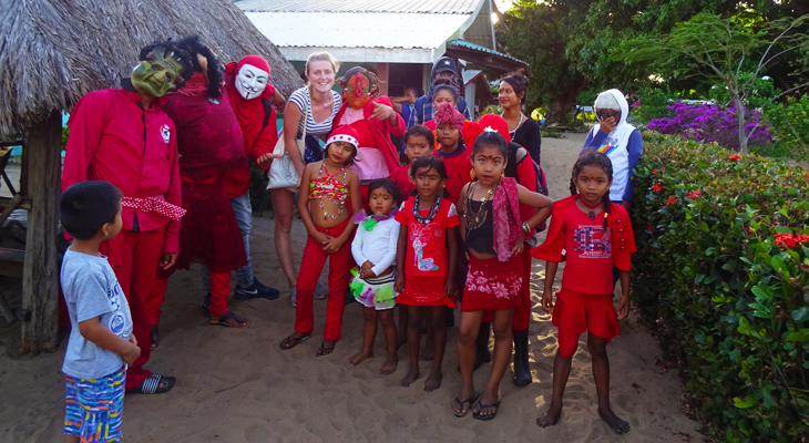 reiziger met lokale bevolking reiziger met lokale bevolking