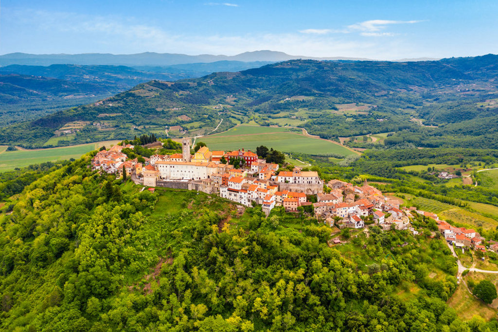 main_shutterstock_1743503291_Motovun.jpg
