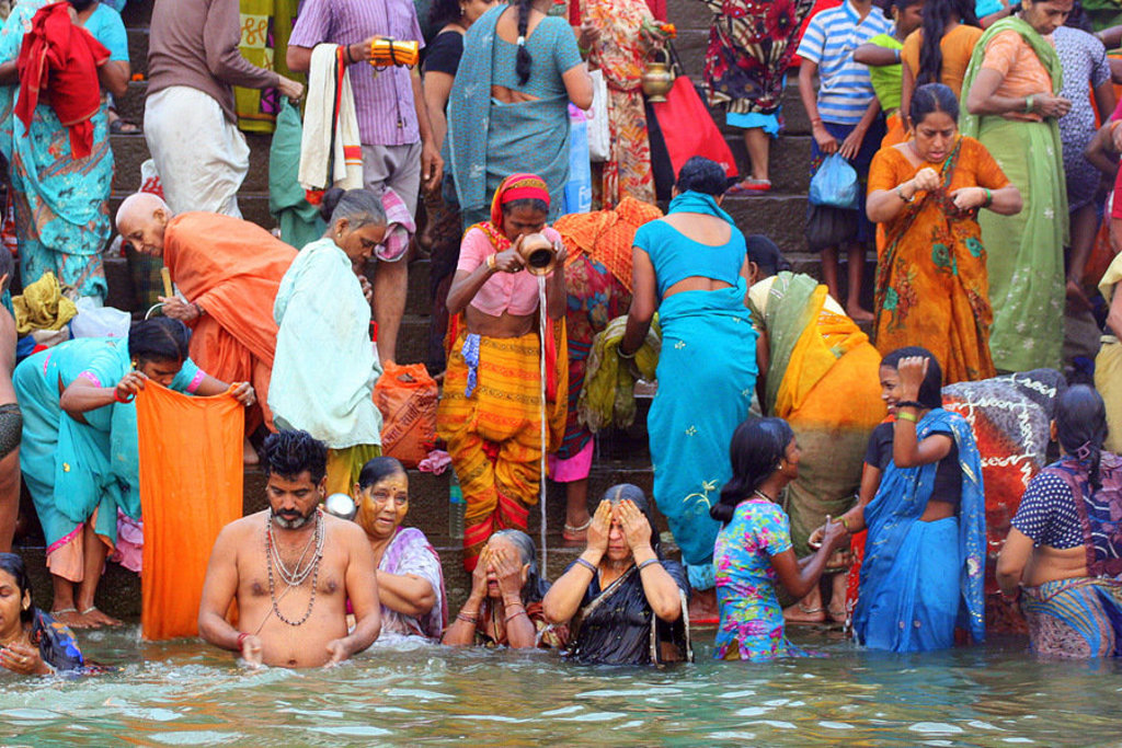 main_Varanasi_mensen_baden_.jfif