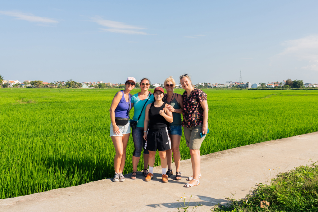 Groep reizigers in rijstveld Hoi An in Vietnam