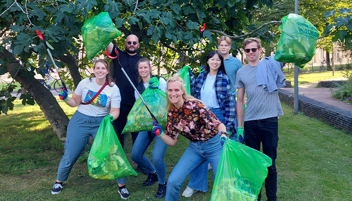 Carolien en collega's tijdens World Cleanup Day Carolien en collega's tijdens World Cleanup Day