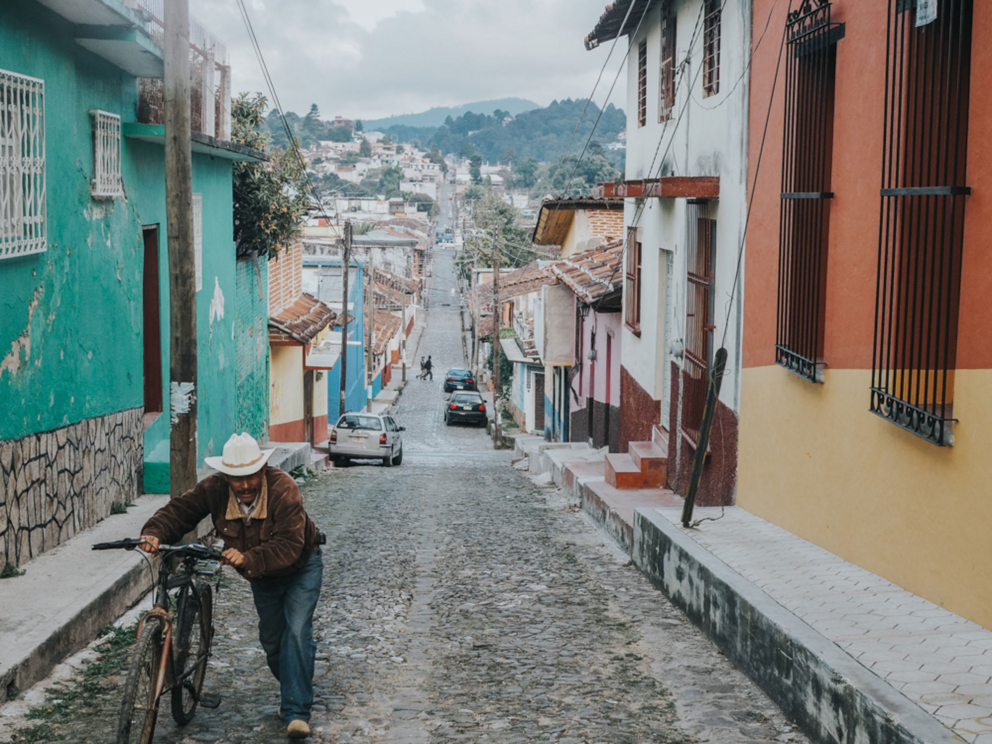man met fiets in straat man met fiets in straat