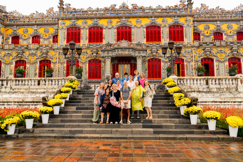 Groepsfoto met reizigers bij citadel in Hué in Vietnam