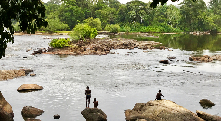 uitzicht over rivier in suriname uitzicht over rivier in suriname