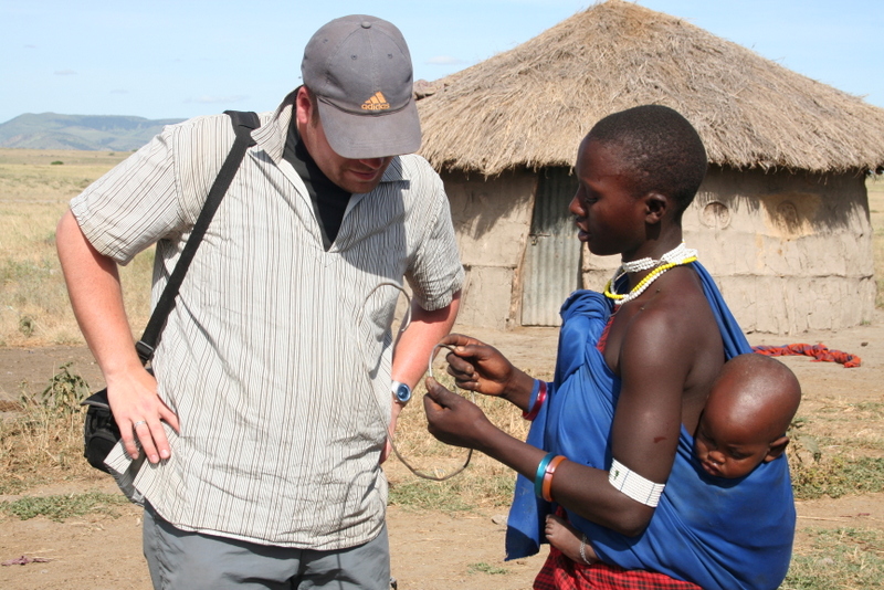 maasai local met reiziger maasai local met reiziger