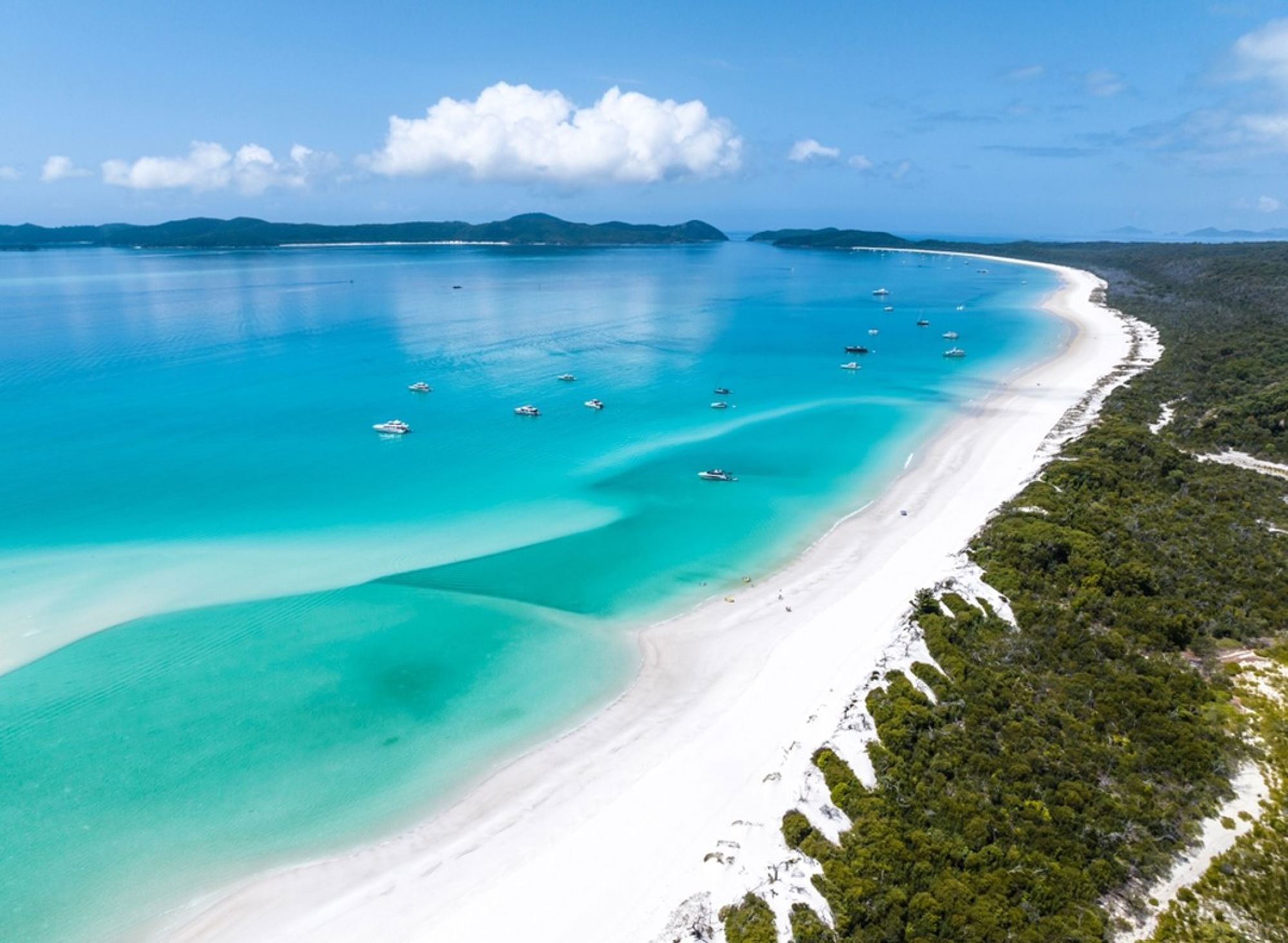 Whitehaven Beach op Whitsunday Island, Australië, met wit zand en turquoise zee.