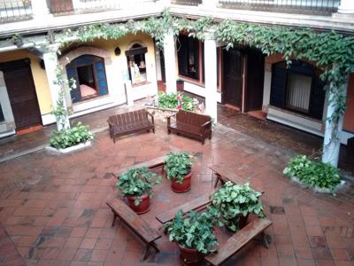 Alcazar de Dona Victoria Hotel - Coban - Guatemala - binnentuin