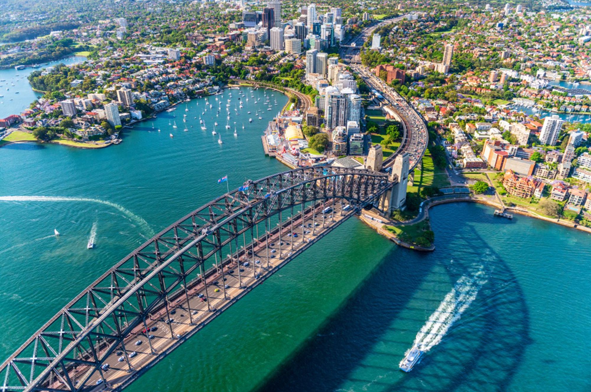 De Sydney Harbour Bridge met Sydney Harbour en de skyline van Sydney, Australië.