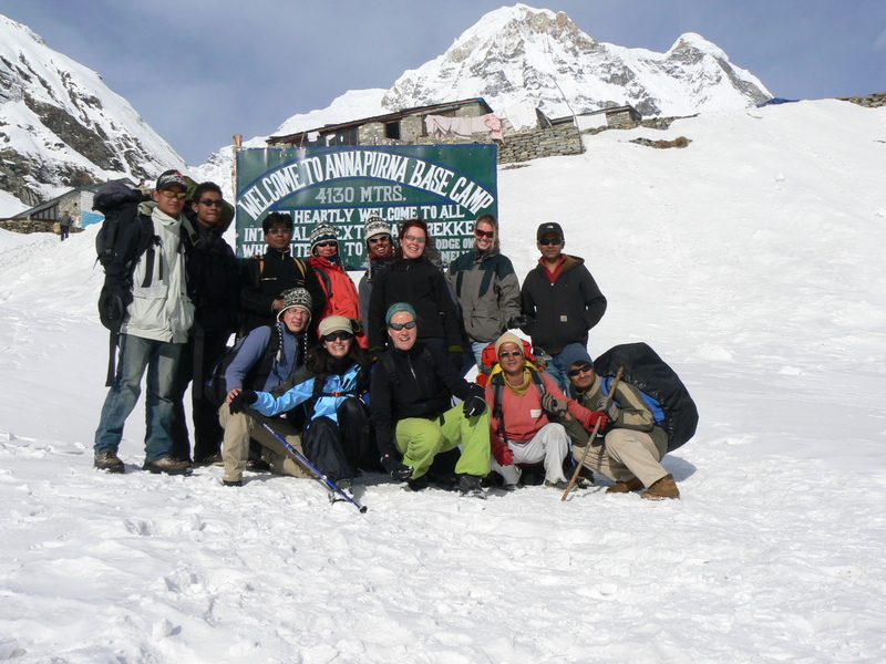 groepsfoto annapurna basecamp bord