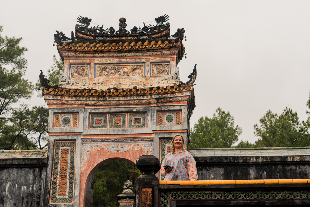 Reiziger op de foto bij Mausoleum van Tu Duc in Hue, Vietnam