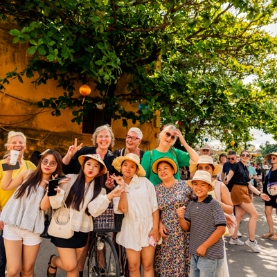 Groep reizigers poseert voor foto in Hoi An in Vietnam