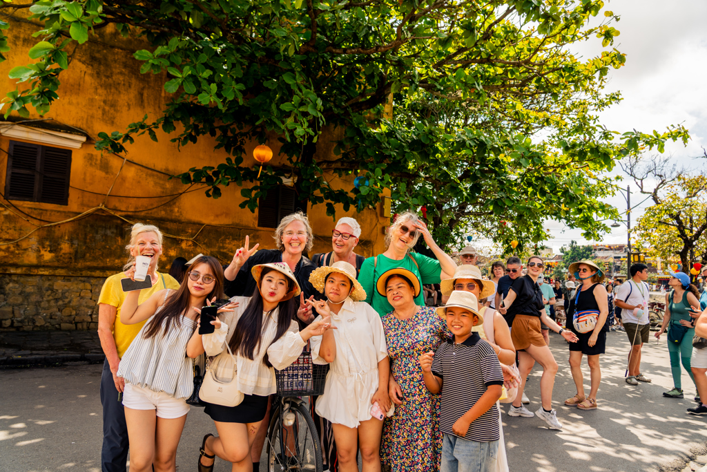 Groep reizigers poseert voor foto in Hoi An in Vietnam