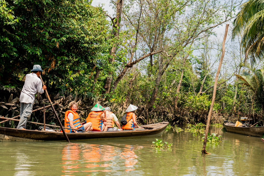 Reizigers varen op de Mekongdelta in Vietnam