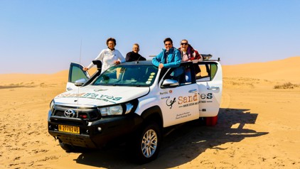 Reizigers met 4x4 in de Namib-woestijn tijdens groepsrondreis Zuidelijk Afrika kampeerreis.
