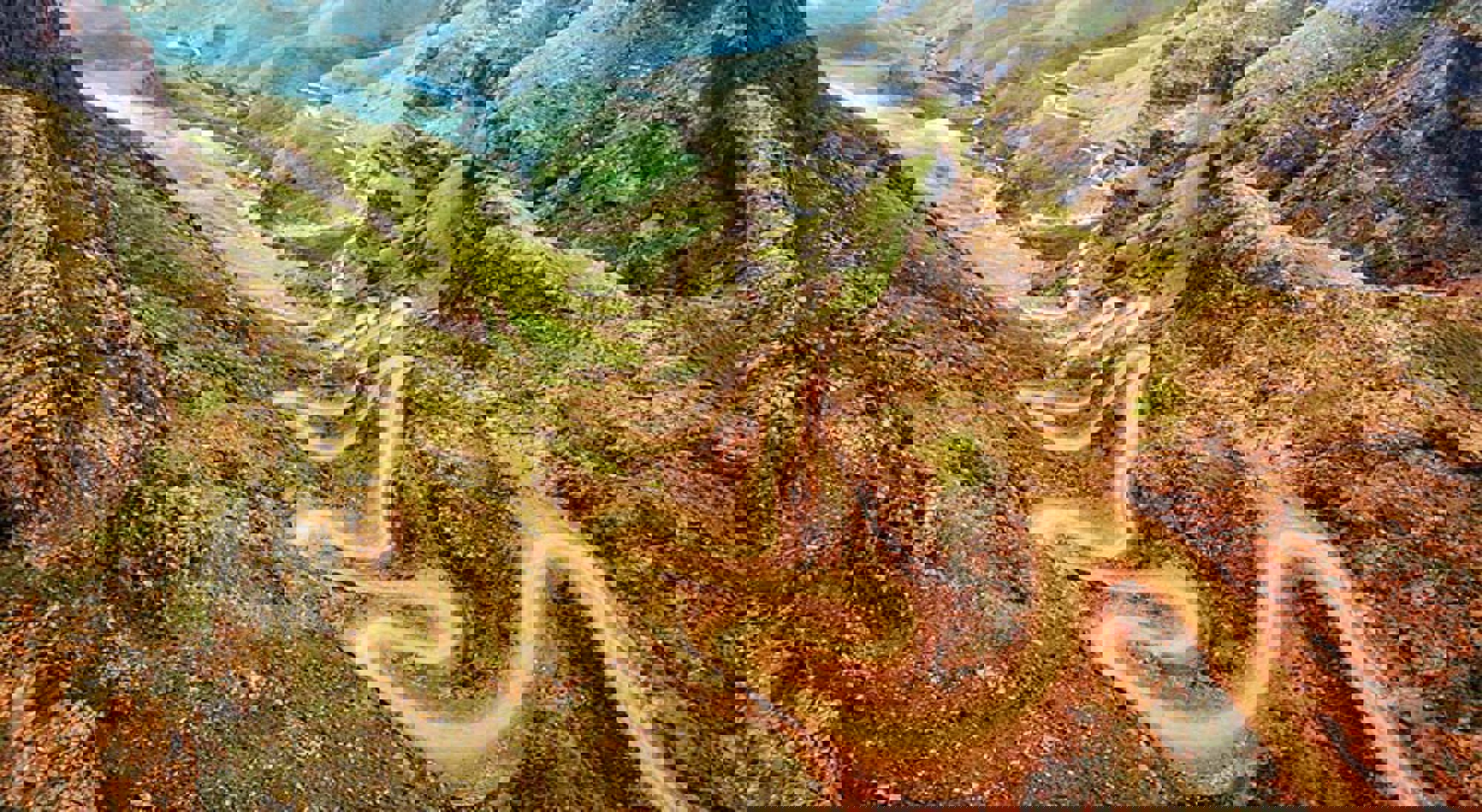 Kronkelende weg van Sani Pass Kronkelende weg van Sani Pass