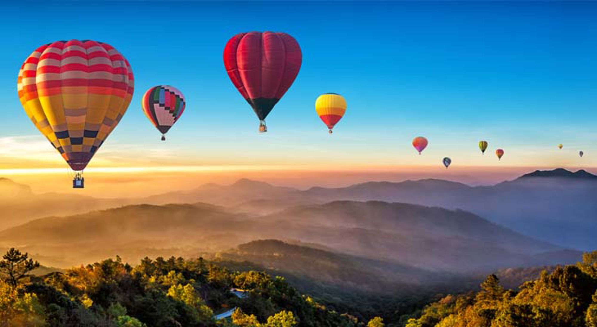 Chiang Mai Heteluchtballonnen stijgen op boven Thailand bij zonsopkomst.
