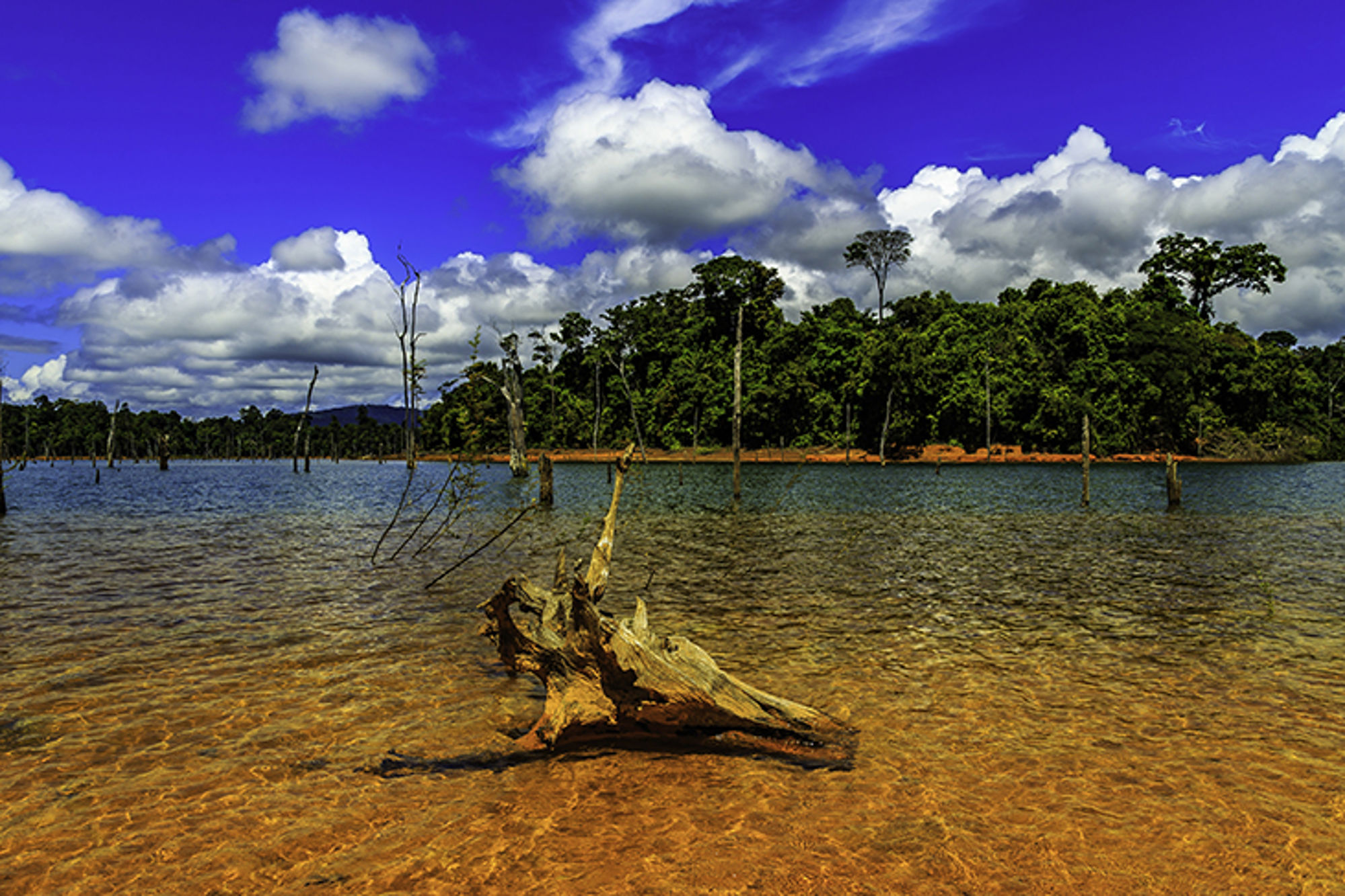 het Brokopondomeer in suriname