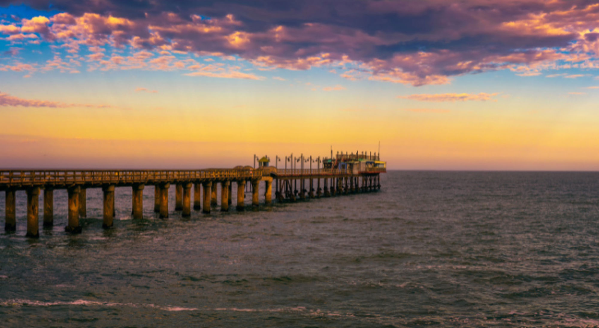 Kleurrijke zonsondergang over de oude historische pier in Swakopmund, Namibië. Kleurrijke zonsondergang over de oude historische pier in Swakopmund, Namibië.