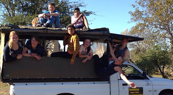 op safari met een truck op safari met een truck