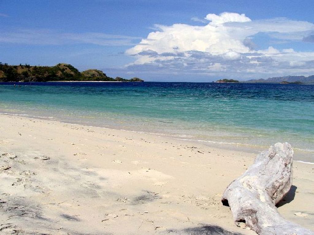 Tujuhbelas bij Riung