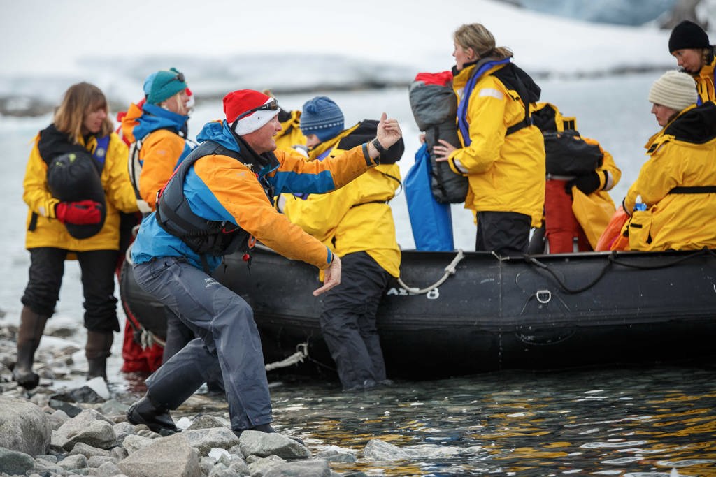 Boot aan wal en gids