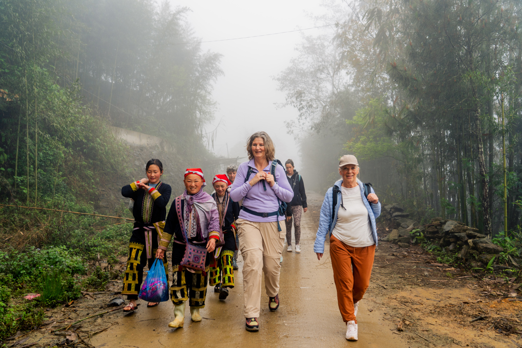 Groep reizigers wandelen met lokale bevolking in Sapa in Vietnam