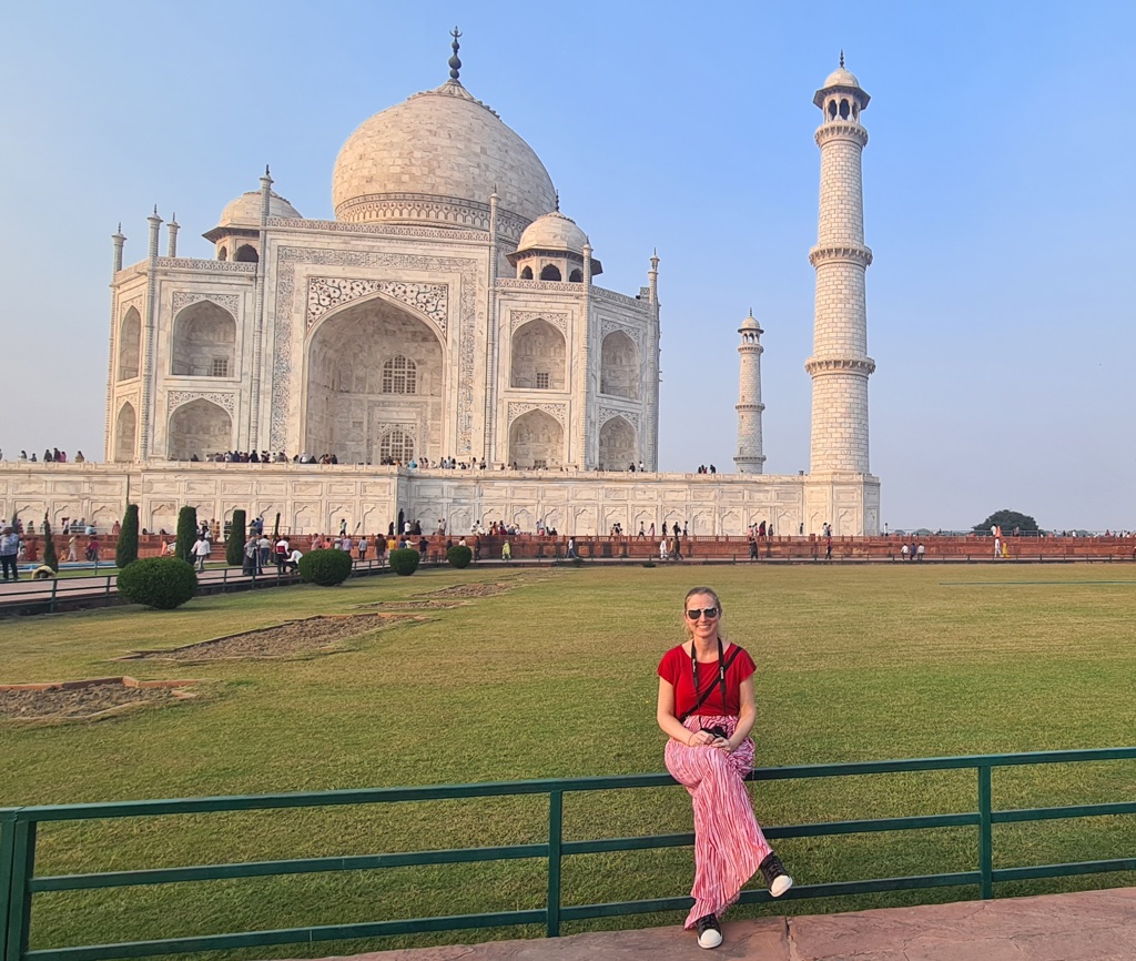 Reiziger poseert voor de Taj Mahal in Agra tijdens groepsrondreis Noord-India Compleet.