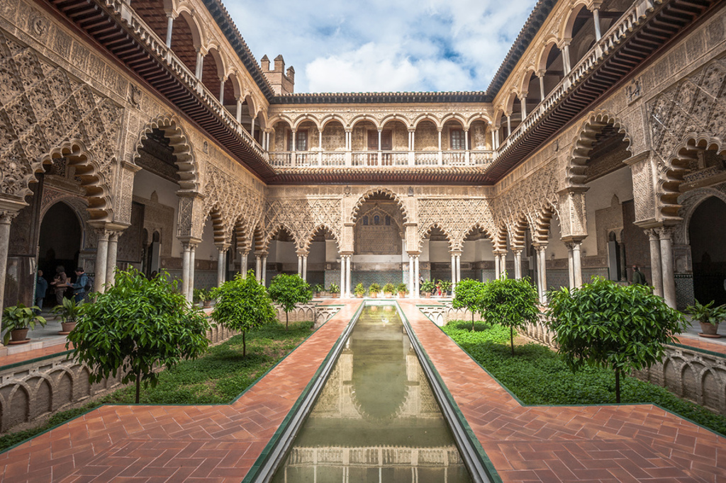 main_Alcazar_Sevilla_shutterstock_224410915.jpg
