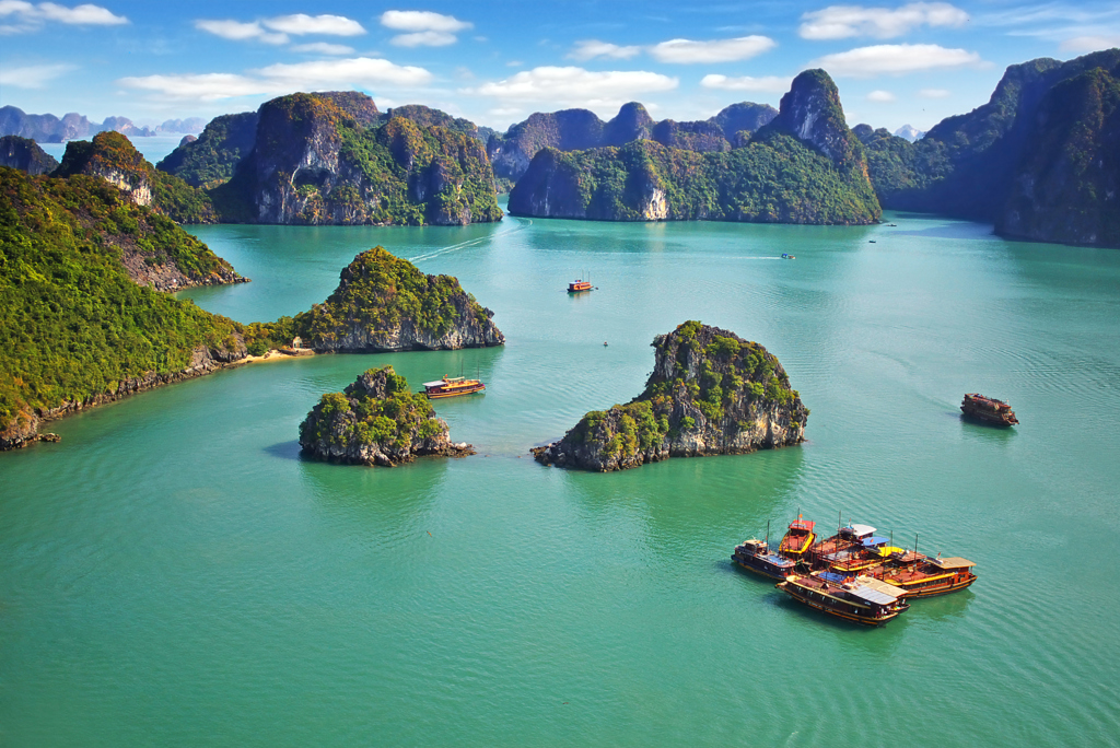 Vietnam_-_Halong_bay_-_bovenaf.jpg