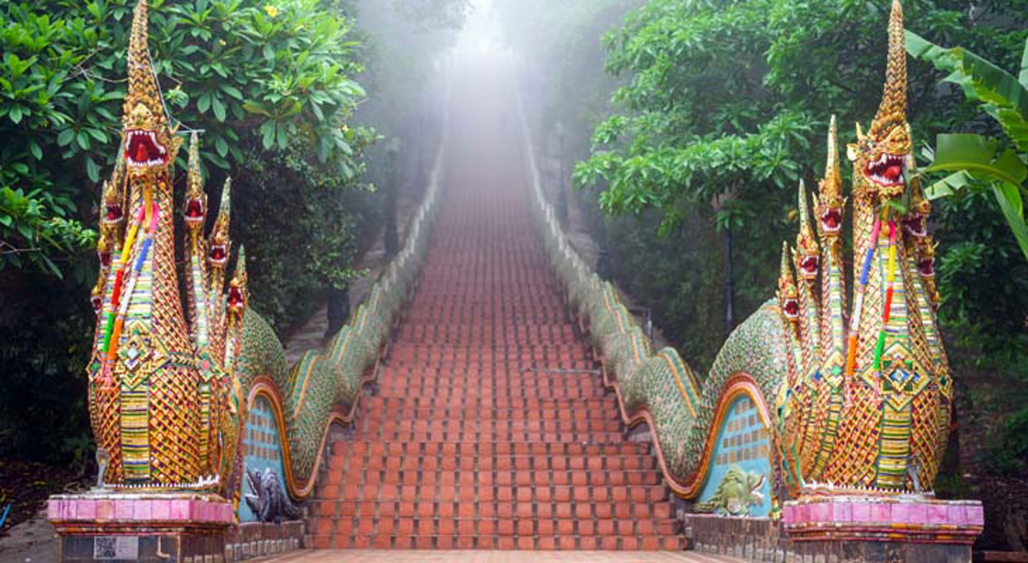 Doi Suthep tempel Chiang Mai Traditionele Thaise tempel met rijk versierde gevel en puntdak in Thailand.