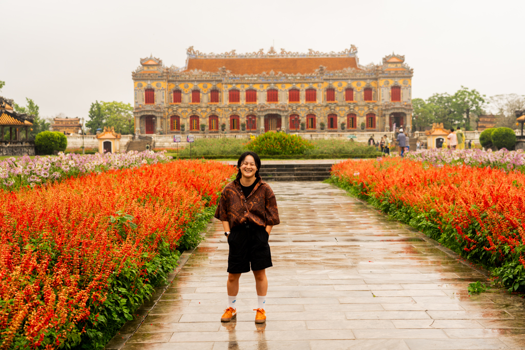 Reiziger op de foto bij Citadel in Hue in Vietnam