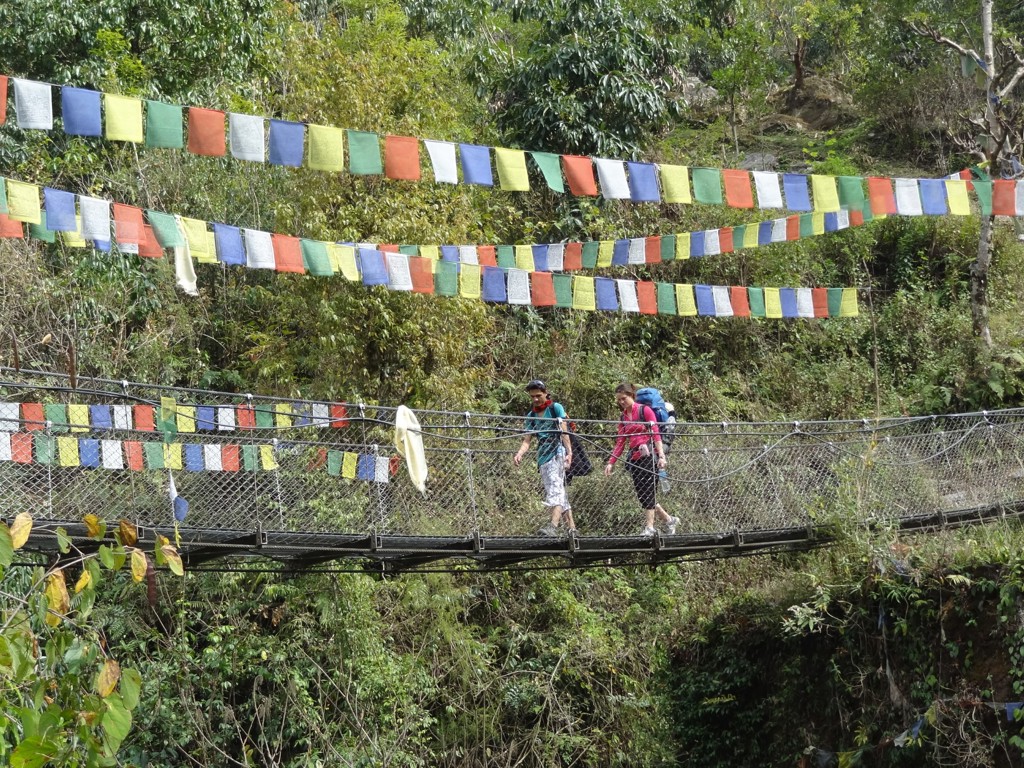 Familiereis Nepal hangbrug en gebedsvlaggetjes