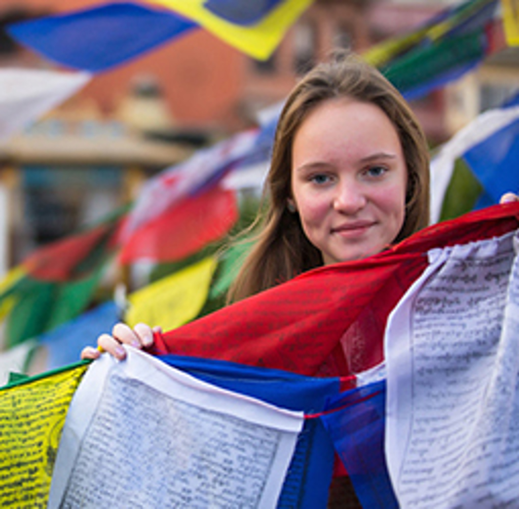 Nepal_-_NEF_-_reisthumbnail_-_meisje_met_vlaggen.jpg